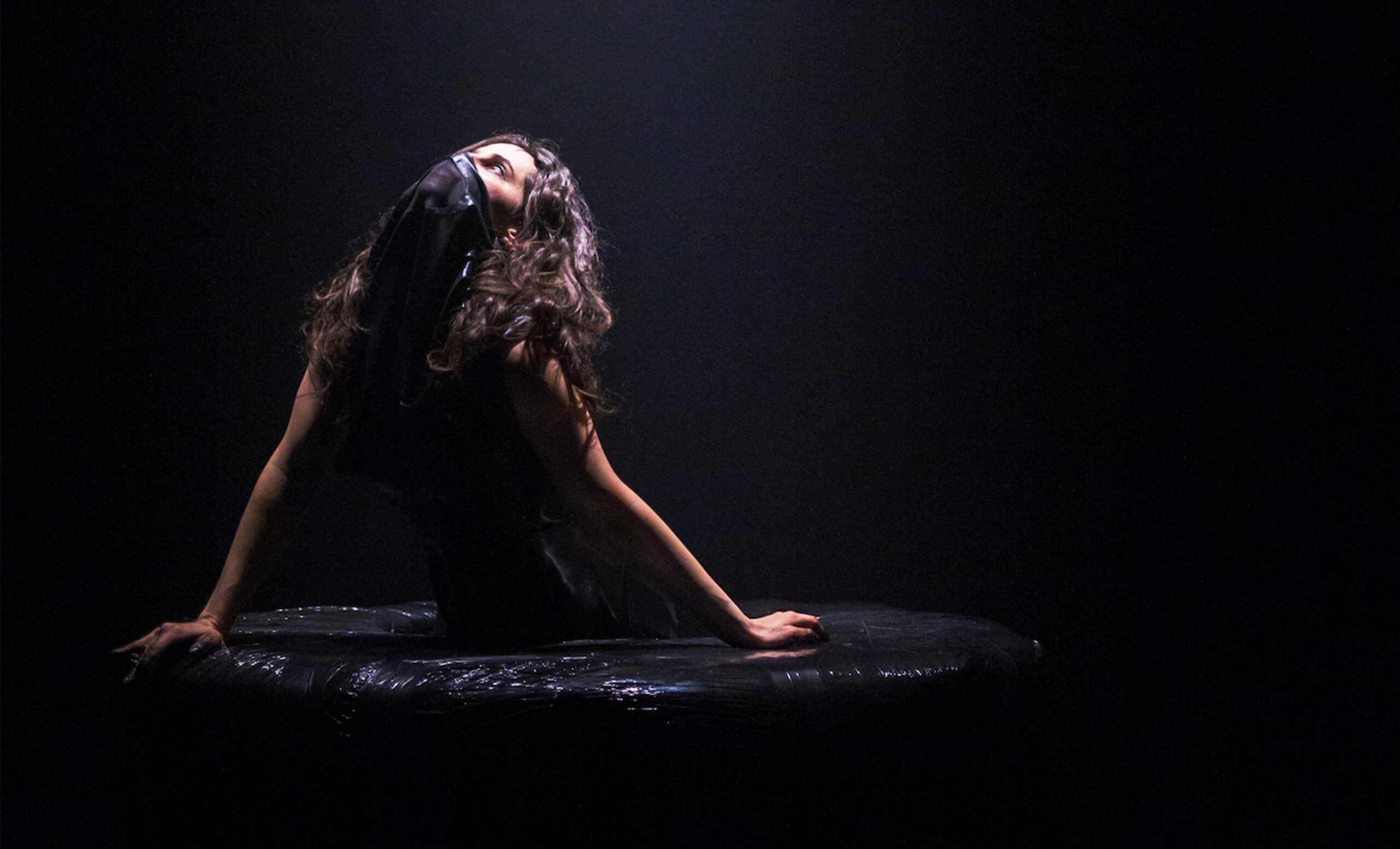 Crossing Skin - Scenography and costume design